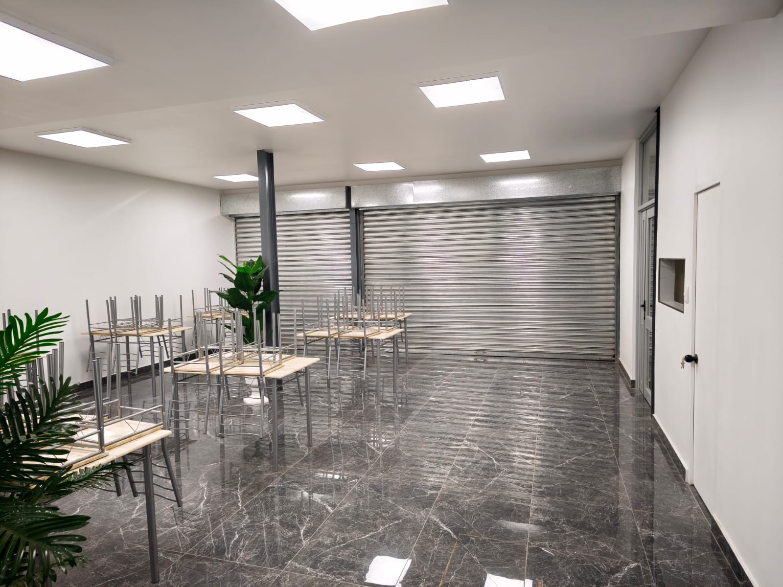 Terminaciones de porcelanato y pintura en espacio comercial