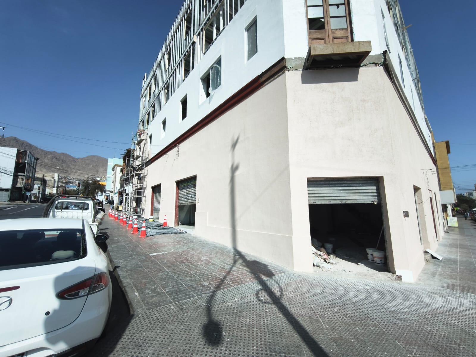 Fachada con terminaciones de pintura y estuco