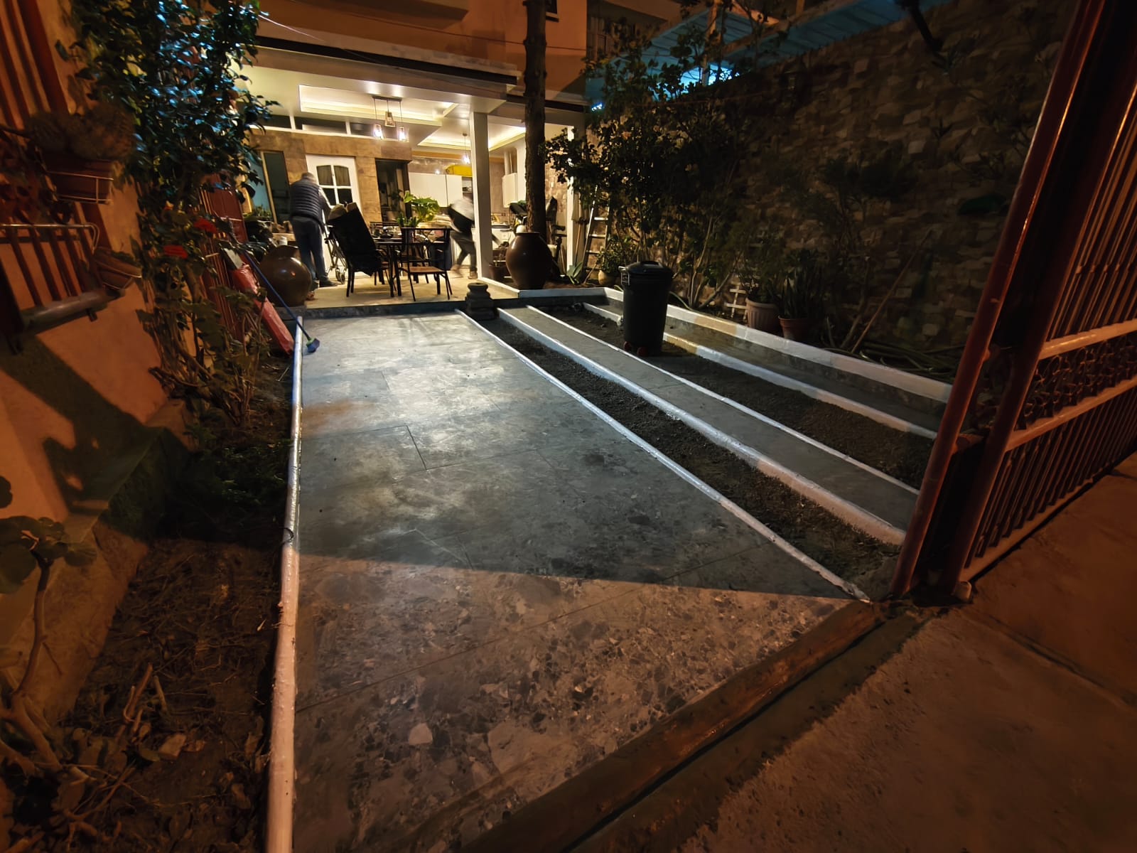 Patio residencial con porcelanato