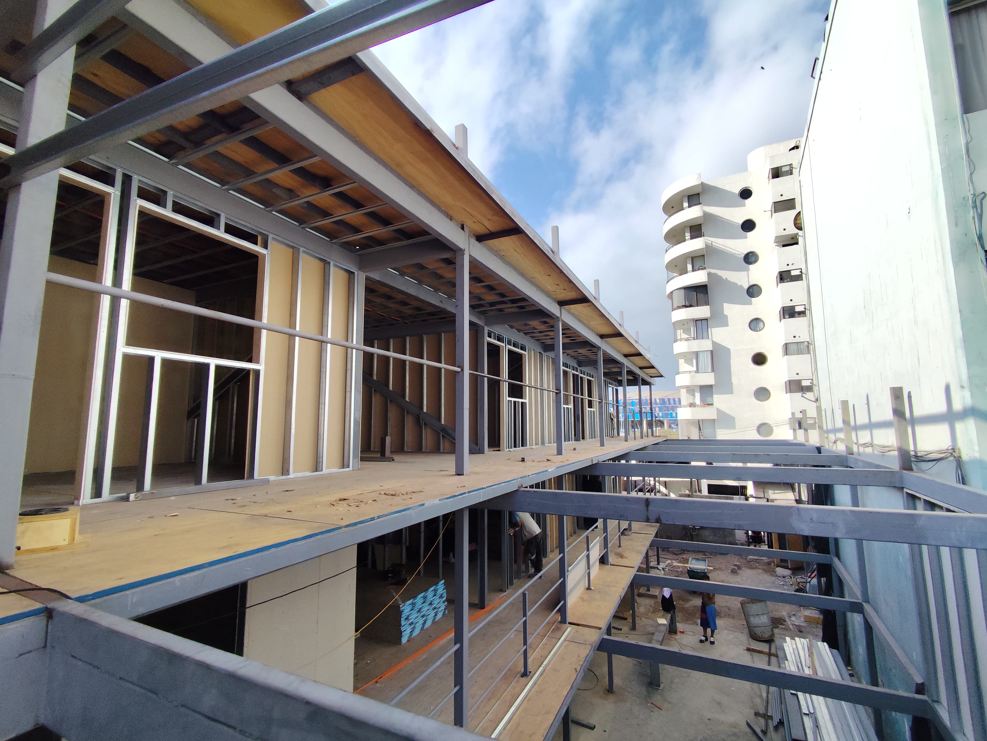 Estructura de acero y tabiquería en obra de Cap Construcción