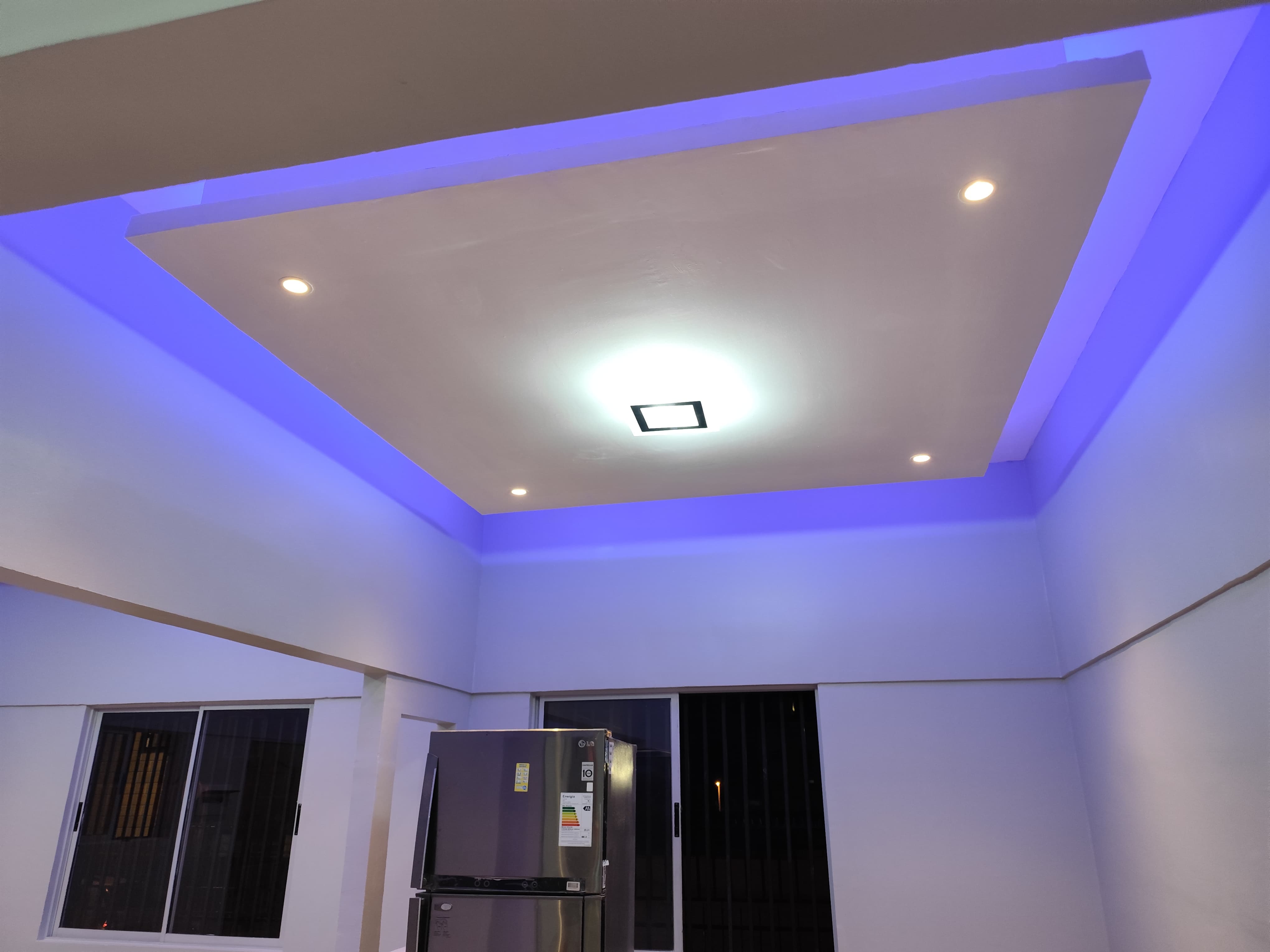 Cielo raso con iluminación LED empotrada