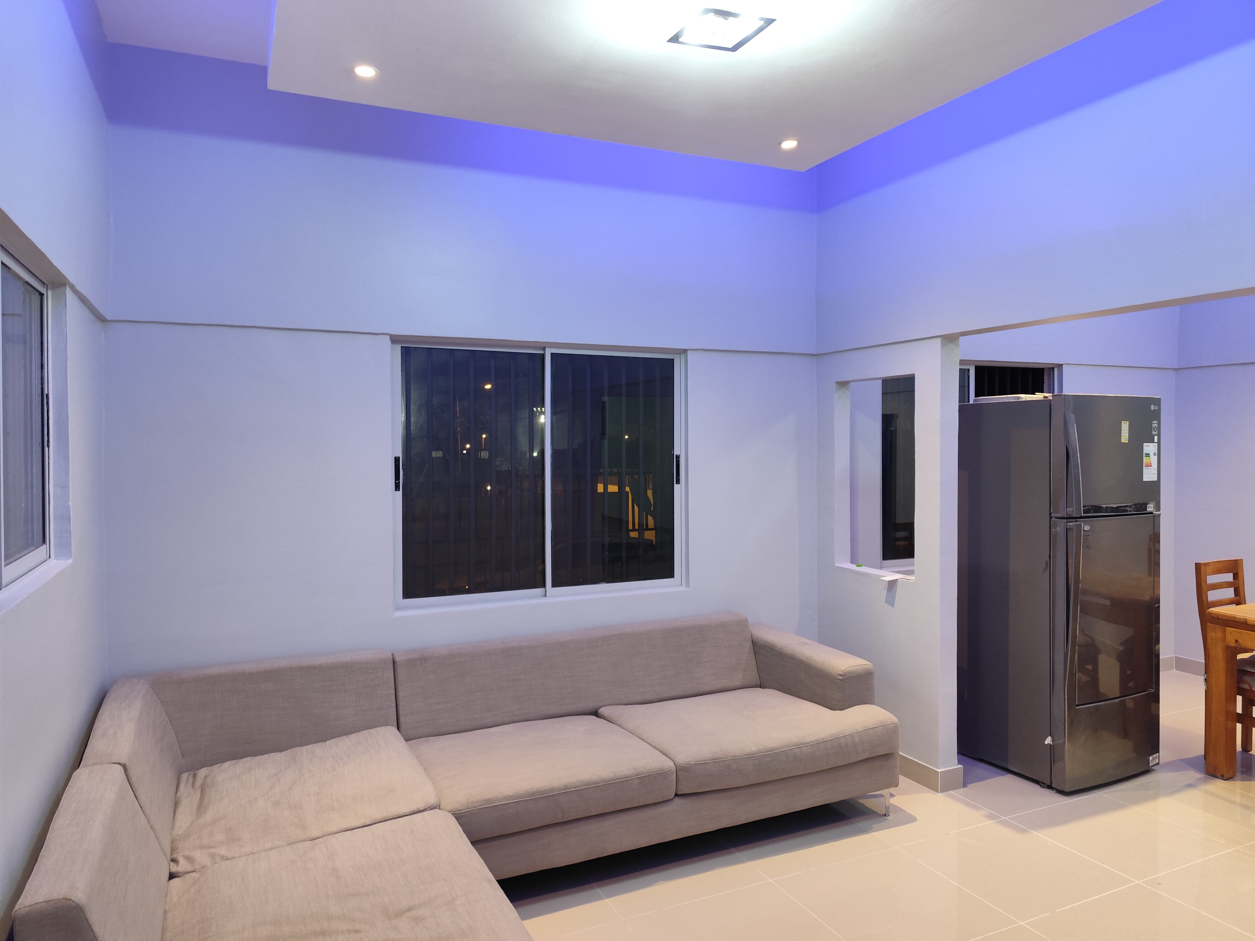 Remodelación interior residencial con iluminación y porcelanato